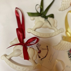 Karácsonyfa dísz, felakasztható hintaló üdvözlőkártyával - Meska.hu