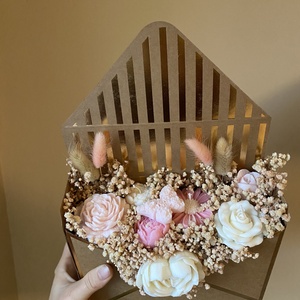 Gyertya virágbox borítékdobozban (szójagyertyából) - kézműves ajándék bármilyen alkalomra - otthon & életmód - gyertya, illat, aroma - gyertya - Meska.hu