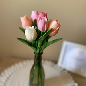 Gyertya tulipán élethű szárral vázában (szójagyertya) - Nőnapra, Anyák napjára vagy más alkalomra - Meska.hu