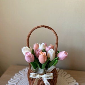 Gyertya/illatviasz tulipán élethű szárral fonott kosárban (szójagyertya) - Nőnapra, Anyák napjára vagy más alkalomra, Otthon & Életmód, Gyertya, illat, aroma, Gyertya, Gyertya-, mécseskészítés, Különleges, szeretettel készült ajándékot keresel? Ez az egyedi tulipán szójaviaszból készül, vegán..., MESKA