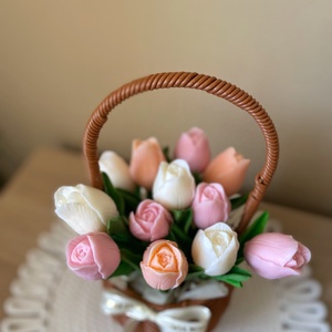 Gyertya/illatviasz tulipán élethű szárral fonott kosárban (szójagyertya) - Nőnapra, Anyák napjára vagy más alkalomra - otthon & életmód - gyertya, illat, aroma - gyertya - Meska.hu