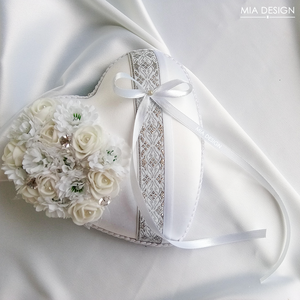Ezüst-fehér gyűrűpárna, kézzel hímzett hófehér szalaggal -  - Meska.hu