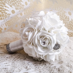 Fehér habrózsás, strasszal, brossokkal díszített esküvői csokor - Meska.hu