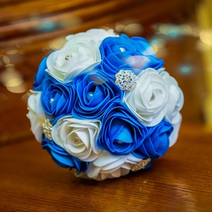 Kék-Fehér boglárkákkal, brossokkal díszített esküvői csokor, Esküvő, Menyasszonyi- és dobócsokor, Virágkötés, Mindenmás, MESKA