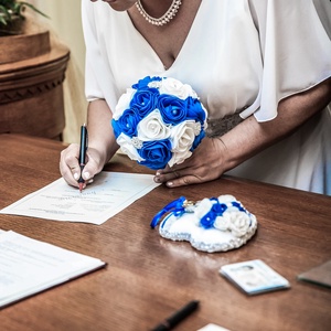 Kék-Fehér boglárkákkal, brossokkal díszített esküvői csokor - esküvő - menyasszonyi- és dobócsokor - Meska.hu