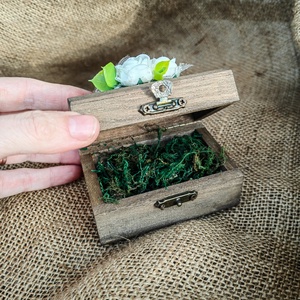 Esküvői gyűrűtartó doboz greenery díszítéssel - esküvő - kiegészítők - gyűrűtartó & gyűrűpárna - Meska.hu