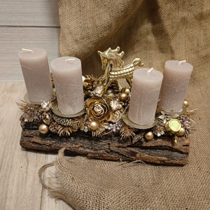 Arany színvilágú fahasábra ültetett adventi koszorú - Meska.hu