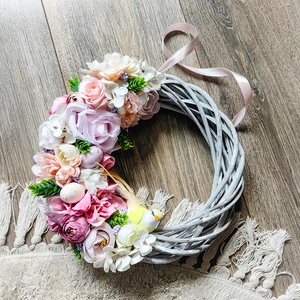 Tavaszi ajtókopogtató , Otthon & Életmód, Dekoráció, Ajtó- és ablak dekoráció, Ajtódísz & Kopogtató, Virágkötés, Mindenmás, 26 cm kör átmérővel, rózsaszín szatén szalag akasztóval. , MESKA