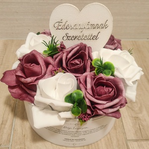 Mélylila-fehér szülőköszöntő virágdoboz - esküvő - emlék & ajándék - szülőköszöntő ajándék - Meska.hu
