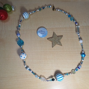 Kék-fehér nyaklánc téli hangulatban - ékszer - nyaklánc - bogyós nyaklánc - Meska.hu