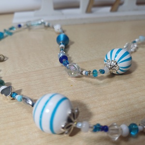 Kék-fehér nyaklánc téli hangulatban, Ékszer, Nyaklánc, Bogyós nyaklánc, Ékszerkészítés, Gyöngyfűzés, gyöngyhímzés, MESKA