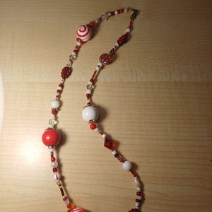 Piros-fehér nyaklánc - ékszer - nyaklánc - bogyós nyaklánc - Meska.hu