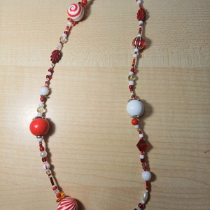 Piros-fehér nyaklánc - ékszer - nyaklánc - bogyós nyaklánc - Meska.hu