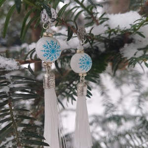 Téli fehér bojtos fülbevaló, Ékszer, Fülbevaló, Rojtos fülbevaló, Ékszerkészítés, Gyöngyfűzés, gyöngyhímzés, MESKA