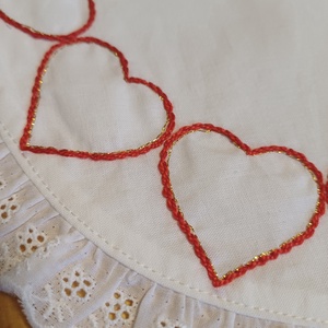 Hímzett szívecskés, csipkés kör terítő - otthon & életmód - lakástextil - abrosz, terítő - asztalközép terítő - Meska.hu