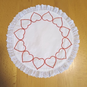 Hímzett szívecskés, csipkés kör terítő - otthon & életmód - lakástextil - abrosz, terítő - asztalközép terítő - Meska.hu