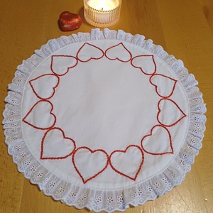 Hímzett szívecskés, csipkés kör terítő, Otthon & Életmód, Lakástextil, Abrosz, terítő, Asztalközép terítő, Hímzés, Varrás, MESKA