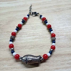 Tengerész hangulatú karkötő fém hallal - ékszer - karkötő - gyöngyös karkötő - Meska.hu