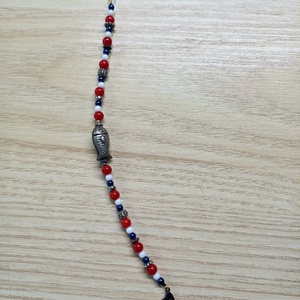 Tengerész hangulatú karkötő fém hallal - ékszer - karkötő - gyöngyös karkötő - Meska.hu