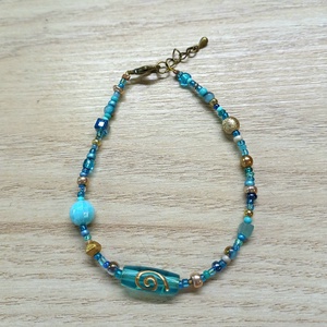 Türkizkék-arany karkötő keleti hangulatban - ékszer - karkötő - gyöngyös karkötő - Meska.hu