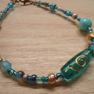 Türkizkék-arany karkötő keleti hangulatban, Ékszer, Karkötő, Gyöngyös karkötő, Ékszerkészítés, Gyöngyfűzés, gyöngyhímzés, Türkizkék-arany vegyes gyöngyökből fűztem sodronyra ezt a keleti hangulatú karkötőt. 
19,5 cm hossz..., MESKA