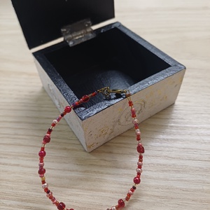 Piros karkötő  - ékszer - karkötő - gyöngyös karkötő - Meska.hu
