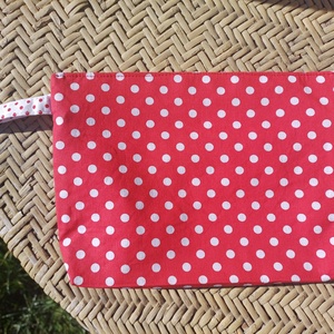 Piros pöttyös fodros neszesszer  - táska & tok - neszesszer - Meska.hu