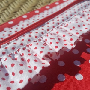 Piros pöttyös fodros neszesszer  - táska & tok - neszesszer - Meska.hu