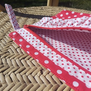 Piros pöttyös fodros neszesszer  - táska & tok - neszesszer - Meska.hu