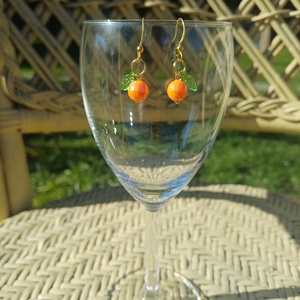 Kis narancs levéllel - fülbevaló , Ékszer, Fülbevaló, Lógó fülbevaló, Ékszerkészítés, Gyöngyfűzés, gyöngyhímzés, MESKA