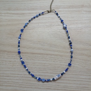 Kék-fehér nyaklánc - ékszer - nyaklánc - gyöngyös nyaklánc - Meska.hu