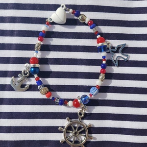 Tengerész hangulatú charm karkötő  - ékszer - karkötő - karkötő medállal - Meska.hu