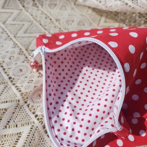 Egyszerű piros pöttyös neszesszer  - táska & tok - neszesszer - Meska.hu