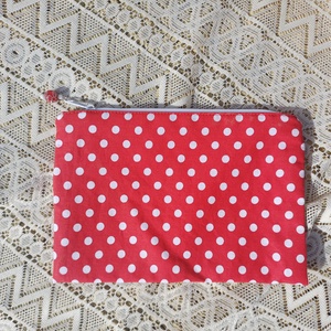 Egyszerű piros pöttyös neszesszer  - táska & tok - neszesszer - Meska.hu