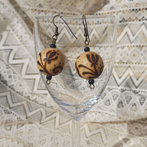 Égetett népies mintás fa fülbevaló , Ékszer, Fülbevaló, Lógó fülbevaló, Ékszerkészítés, Gravírozás, pirográfia, MESKA