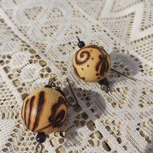 Égetett népies mintás fa fülbevaló  - ékszer - fülbevaló - lógó fülbevaló - Meska.hu