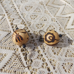 Égetett népies mintás fa fülbevaló  - ékszer - fülbevaló - lógó fülbevaló - Meska.hu