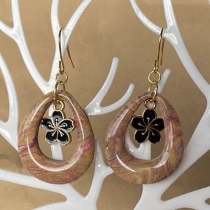 Virág charmos ovál fülbevaló, Ékszer, Fülbevaló, Lógó fülbevaló, Ékszerkészítés, MESKA