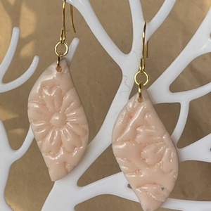 Bézs virágnyomatos fülbevaló, Ékszer, Fülbevaló, Lógó fülbevaló, Ékszerkészítés, MESKA