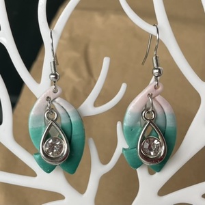 Zöld szalagos charm, Ékszer, Fülbevaló, Lógó fülbevaló, Ékszerkészítés, MESKA