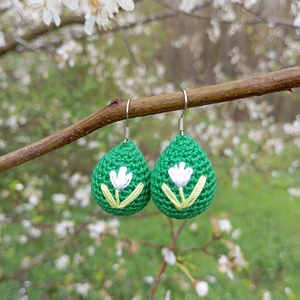 Fehér tulipános Húsvéti fülbevaló, Ékszer, Fülbevaló, Lógó csepp fülbevaló, Hímzés, Horgolás, MESKA