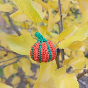 Csíkos dísztök kitűző  - ékszer - kitűző és bross - Meska.hu