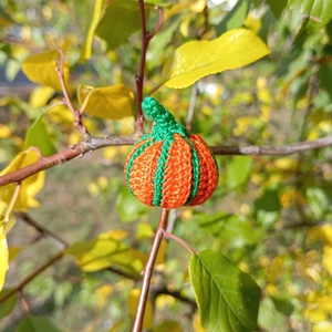 Csíkos dísztök kitűző  - ékszer - kitűző és bross - Meska.hu