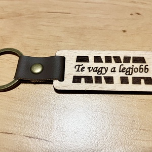 Személyre szabott fa kulcstartó édesanyáknak - egy apró emlék, ami minden nap emlékeztet a szeretetre, Táska & Tok, Kulcstartó & Táskadísz, Kulcstartó, Famegmunkálás, Gravírozás, pirográfia, MESKA