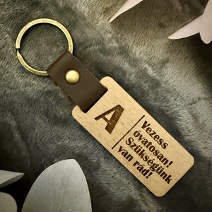 Személyre szabott fa kulcstartó - egy apró üzenet, ami minden úton elkísér, Táska & Tok, Kulcstartó & Táskadísz, Kulcstartó, Famegmunkálás, Gravírozás, pirográfia, MESKA