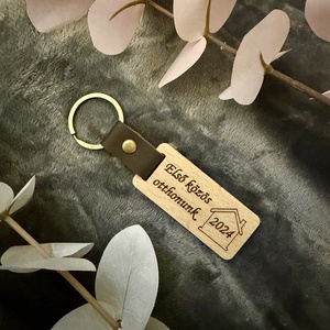 Személyre szabott fa kulcstartó - emlék az első közös otthonról - táska & tok - kulcstartó & táskadísz - kulcstartó - Meska.hu