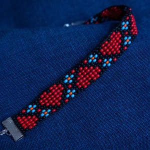 Szivecskés gyöngyszövött karkötő - ékszer - karkötő - széles karkötő - Meska.hu