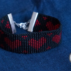 Szivek - gyöngy karkötő, Ékszer, Karkötő, Gyöngyös karkötő, Ékszerkészítés, Gyöngyfűzés, gyöngyhímzés, Fekete alapon szív mintás karkötő, cseh gyöngyből készült.
A gyöngyszövés végét ezüstszínű szalagvé..., MESKA