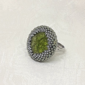 Zöld Kerámia kaboson közepű gyűrű, Ékszer, Gyűrű, Gyöngyös gyűrű, Gyöngyfűzés, gyöngyhímzés, Meska
