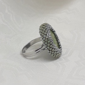 Zöld kerámia kaboson közepű gyűrű - ékszer - gyűrű - gyöngyös gyűrű - Meska.hu